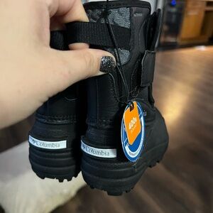 NWT Columbia winter boots. Size 5, 400g insulation